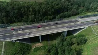 Wysiadł pomóc, spadł z wiaduktu