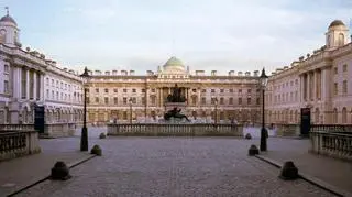 Wystawa "Valentino: Master of Couture" w Somerset House w Londynie to pierwsza retrospektywa projektanta w Wielkiej Brytanii