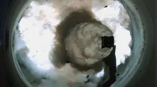 Wystrzał podczas jednego z wczesnych testów. Widoczne płomienie i dym to efekt powstania plazmy w lufie działa i wyrzucenia na zewnątrz nadpalonych jej fragmentów