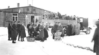 Wywożenie wyzwolonych więźniów z terenu dawnego KL Auschwitz II-Birkenau do okolicznych szpitali
