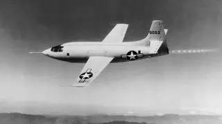 X-1 z Yeagerem za sterami chwilę po uruchomieniu silnika. W tym locie przełamał barierę dźwięku. Zdjęcie wykonał pilot myśliwca P-80, który podążał za X-1 tak długo jak mógł
