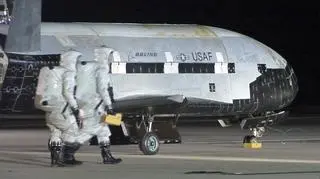 X-37B po wylądowaniu w bazie Vandenberg. To ten sam egzemplarz, który obecnie jest na orbicie