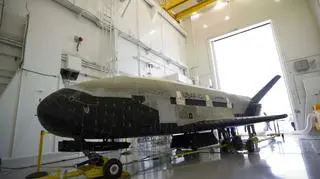 X-37B w hangarze po wcześniejszym locie