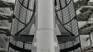 X-37B zamontowany na szczycie rakiety przed startem (Fot. USAF)