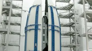 X-37B zamykany w osłonie aerodynamicznej, w której zostanie potem zamontowany na szczycie rakiety Atlas-5
