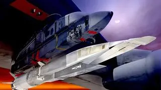 X-51 oczekuje na swój historyczny lot pod skrzydłem B-52
