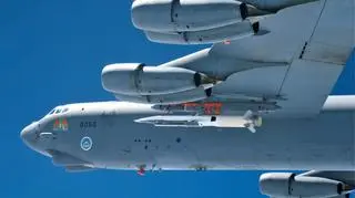 X-51 pod skrzydłem B-52 przed startem (USAF)
