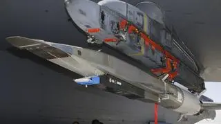 X-51 w zbliżeniu. Dziób pojazdu wytwarza falę uderzeniową w powietrzu, która następnie wpada prosto w widoczną gardziel silnika, wytwarzając w jego wnętrzu bardzo duże ciśnienie i prędkość