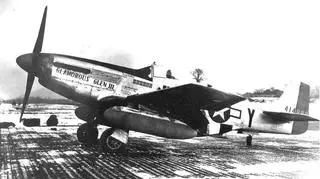 Yeager nazywał wszystkie swoje samoloty "Glamorous Glen" albo "Glamorous Glennis" na cześć swojej dziewczyny a później żony Glennis. Na tym P-51D Mustang odniósł większość zwycięstw nad Europą