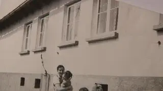 Z córką na podwórku