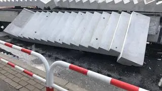 Z jednej z ciężarówek spadły betonowe schody