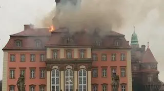 Z ogniem walczy 12 zastępów straży pożarnej
