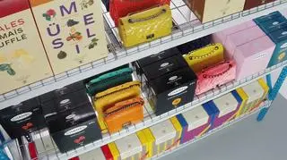 ...z półkami pełnymi markowych produktów spożywczych z logo Chanel i torebek domu mody
