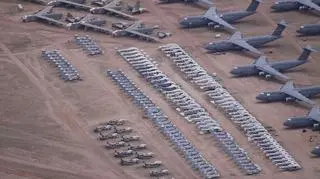 Z prawej wielkie transportowce C-5 Galaxy, u góry bombowce B-52 Stratofortress a po środku dziesiątki śmigłowców transportowych i grupka szturmowych A-10 Warthog