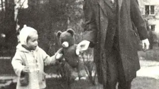 Z synem Marcinem na spacerze (1971)