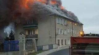 Z żywiołem walczy kilkanaście zastępów straży pożarnej