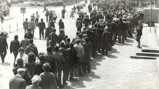 "Za czym kolejka ta stoi"/Archeo