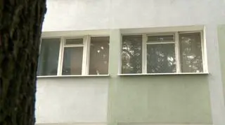 Za tymi oknami katowana była Monika