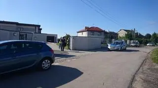 Zabawa dziecka na automatycznej bramie skończyła się w szpitalu