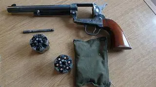 Zabezpieczona broń i amunicja