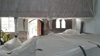 Zabytkowe ławy znajdą się pod podłogą