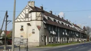 Zachowane budynki kolonii Karlsbunne z 1906 r.. W 1925 mieszkali tu głównie robotnicy i ślusarze z HCP