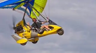 Zakłada m.in. grupę pilotów zajmujących się powietrzną akrobacją motolotnią - Podniebni Cyganie