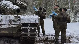 Załadunek amunicji. Leopardy 2 są uzbrojone w gładkolufowe działo Rheinmetalla o kalibrze 120 mm