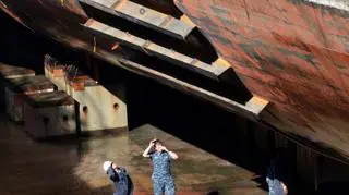 Załatana dziura w burcie niszczyciela USS Fitzgerald