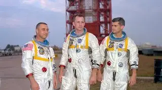 Załoga Apollo 1 niedługo przed swoją tragiczną śmiercią. White stoi w środku