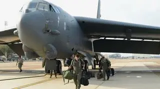 Załoga jednego z dwóch B-52 wysiada po skończeniu kilkunastogodzinnej misji