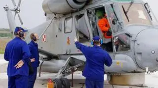 Załoga śmigłowca pokładowego SH-2G miała za zadanie osłaniać okręt przed małymi, szybkimi łodziami