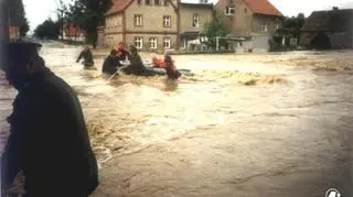 Zamiast samochodów, ulicami pływały pontony