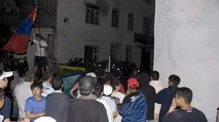 Zamieszki toczyły się na ulicach miasta (PAP/EPA)