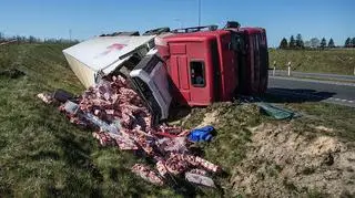 Zamrożone mięso wysypało się na ziemię