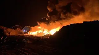 Zapaliły się papiery oraz tworzywa sztuczne