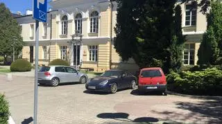 Zaparkowany na trawniku fiat cinquecento nadal stoi w tym samym miejscu