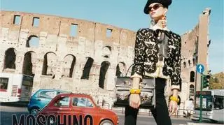 Zaś Kasia Struss na wiosnę-lato reklamuje dom mody Moschino (fot