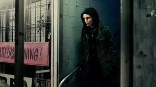 ... zaś w 2001 roku w Hollywood powstała "Dziewczyna z tatuażem" , z Rooney Marą w roli Lisbeth Salander