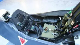 Zaskakująco ubogi kokpit i widoczne wytłoczenia na wewnętrznej stronie burty z włókna szklanego