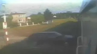 Zatrzymał się tuż przed pociągiem