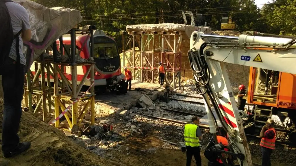 Zawalony wiadukt drogowy pod Samborowem