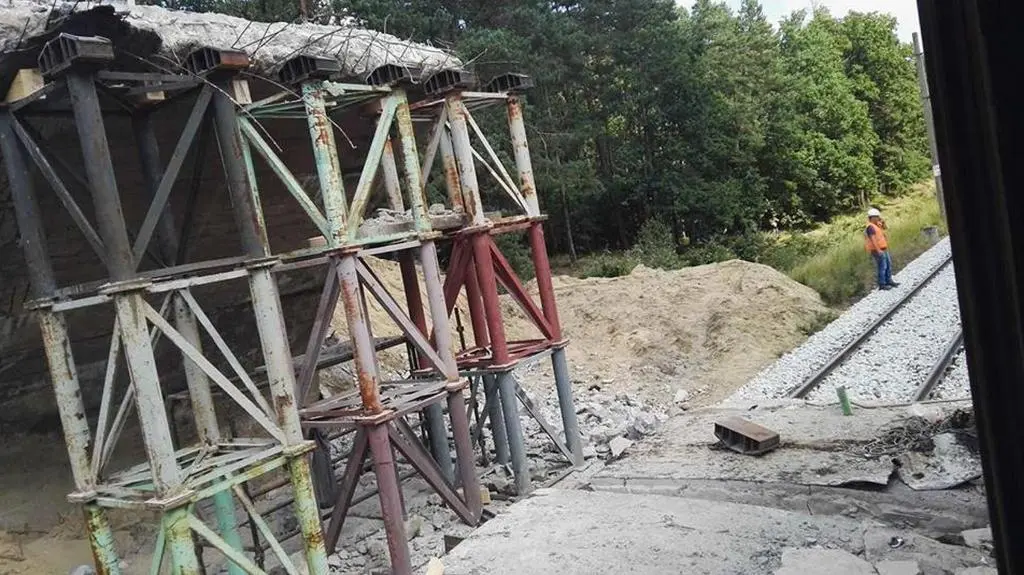 Zawalony wiadukt drogowy pod Samborowem