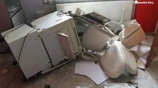 Zdemolowany zakład porcelany