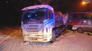 Zderzenie autobusu z ciężarówką 