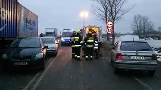 Zderzenie samochodów na krajowej "siódemce"
