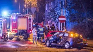 Zderzenie wozu strażackiego i dwóch aut osobowych 