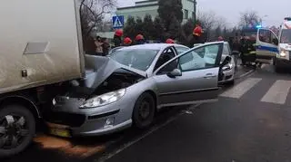 Zderzyły się dwa samochody osobowe i pojazd dostawczy