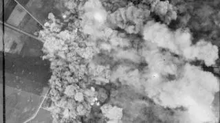 Zdjęcie bombardowania z Lancastera należącego do brytyjskich sił powietrznych
