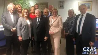 Zdjęcie, na którym Jacek Kurski pozuje m.in. z prezesem PiS